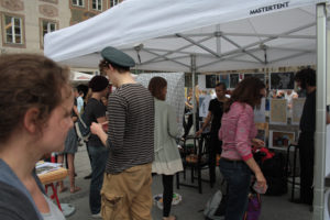 Préparation du stand d'IMAL sur une manifestation culturelle à Marienplatz